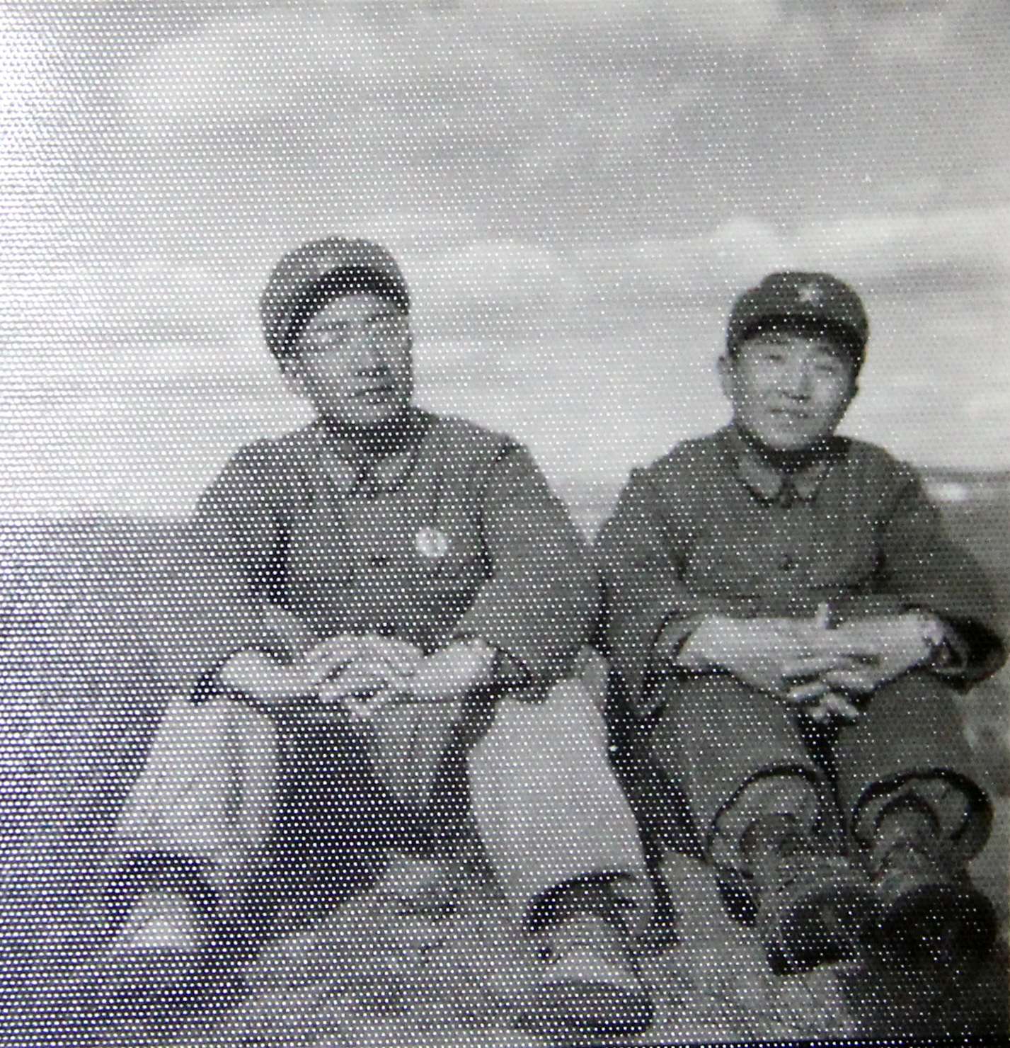 1971年，旭宇在内蒙建设兵团当兵时与战友合影.JPG