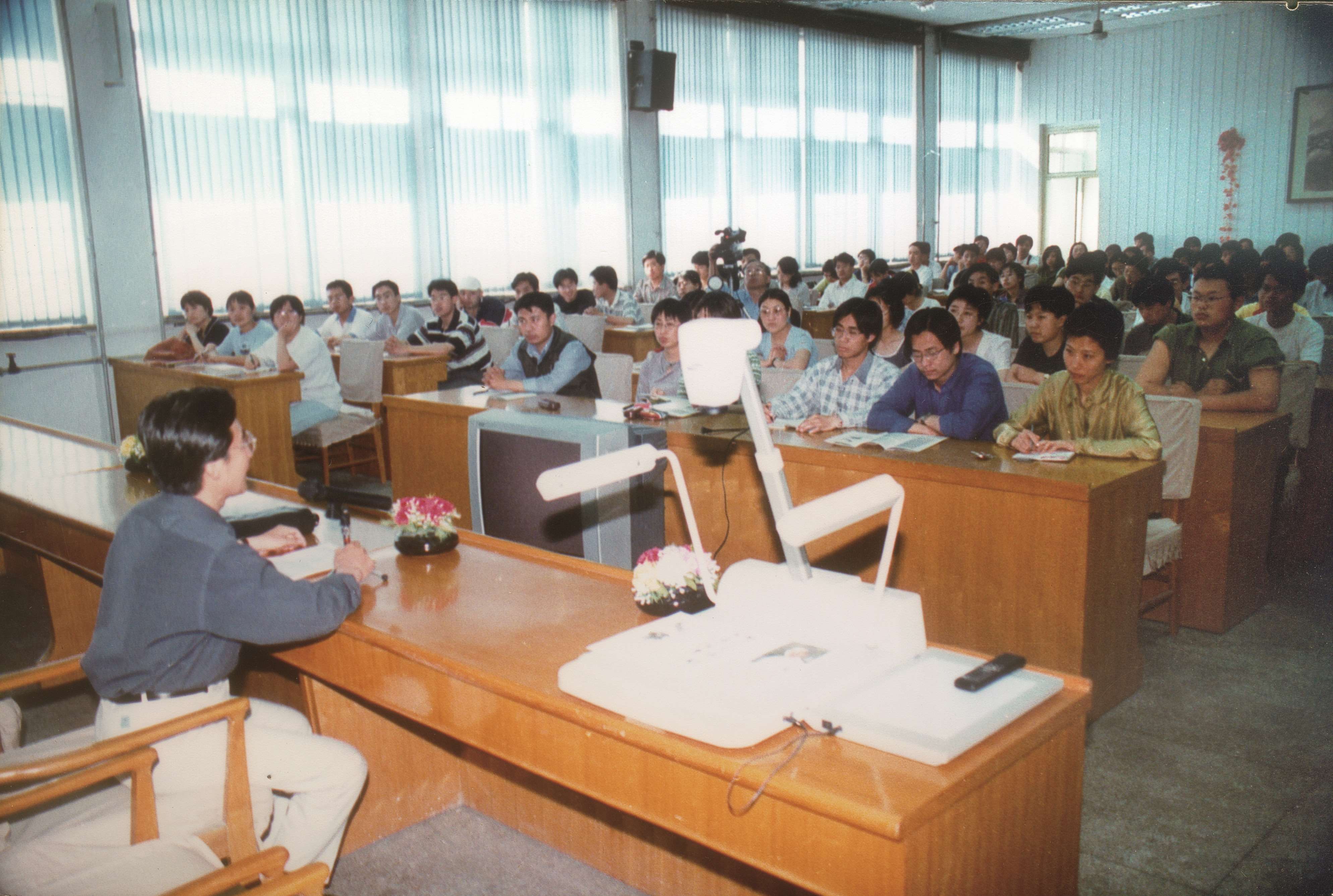 1999年，旭宇受聘河北师大客座教授时讲座中.jpg