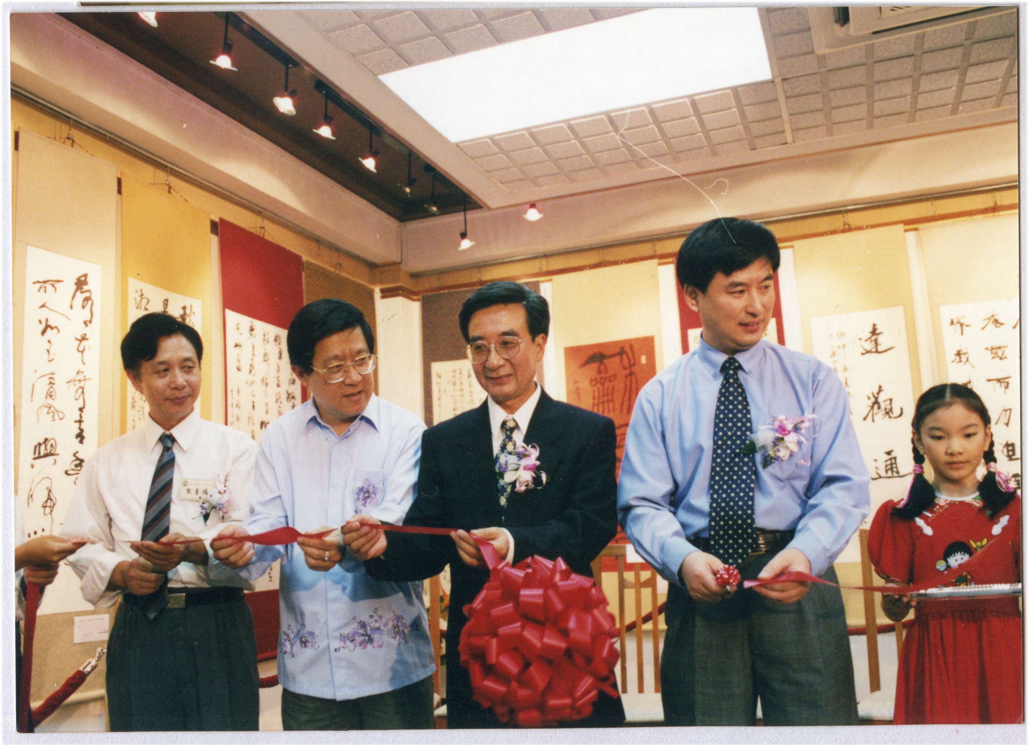 1999年旭宇在新加坡为友国书展剪彩.jpg