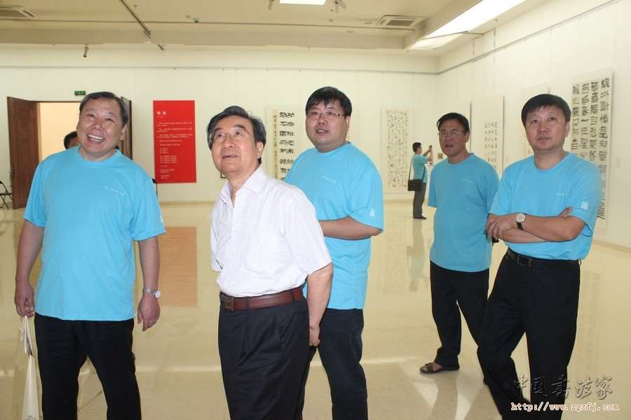 2009年，旭宇在张纬东问书法家陪同下参观“廊坊书法晋京展”.jpg